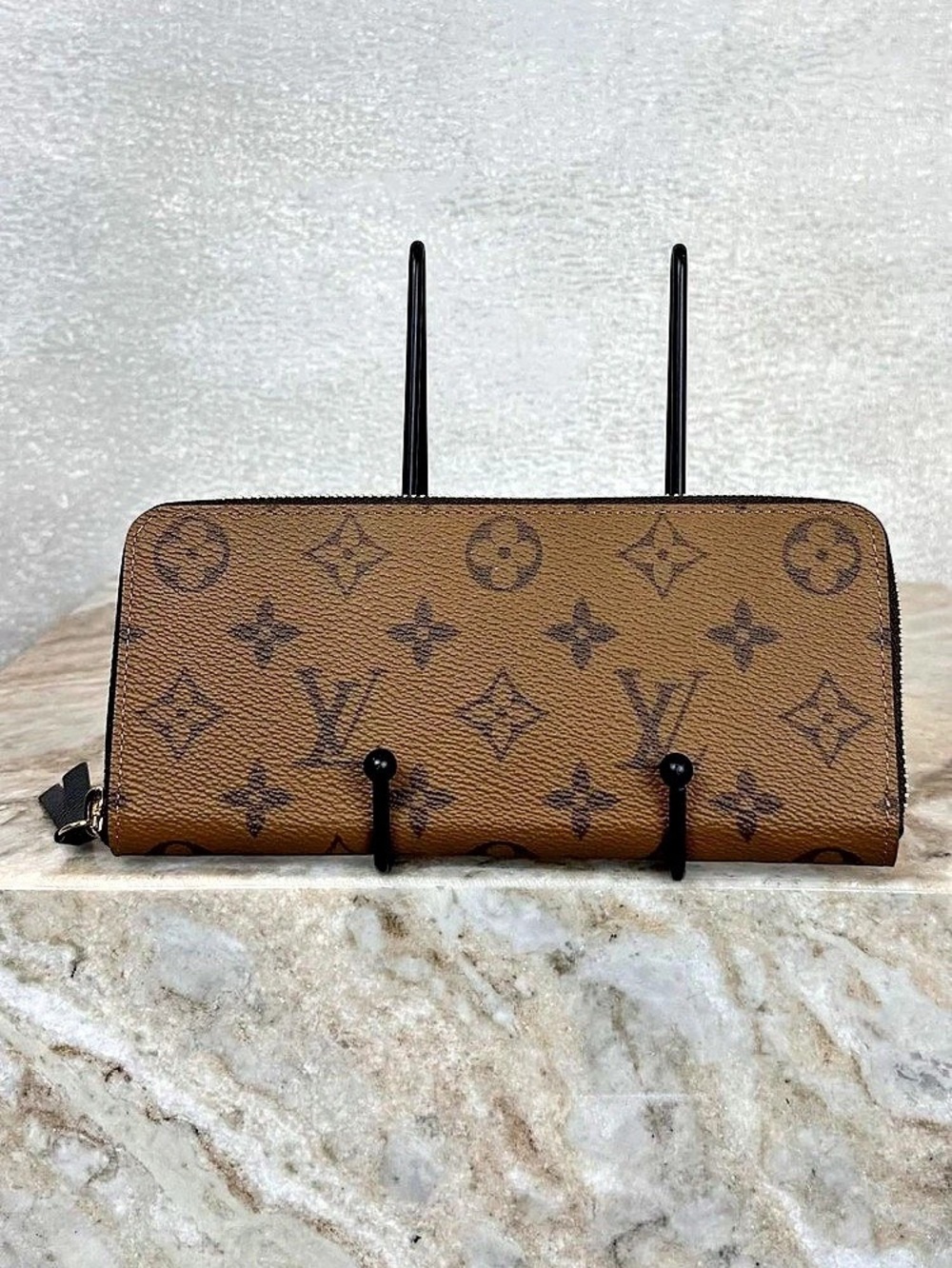 Louis Vuitton Monogram zippy wallet in Brown Like New